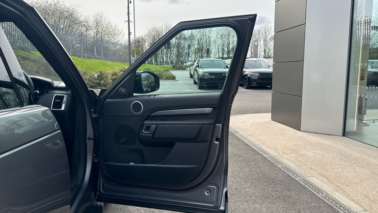 Land Rover Discovery 3.0 D300 Dynamic SE 5dr Auto Diesel Station Wagon